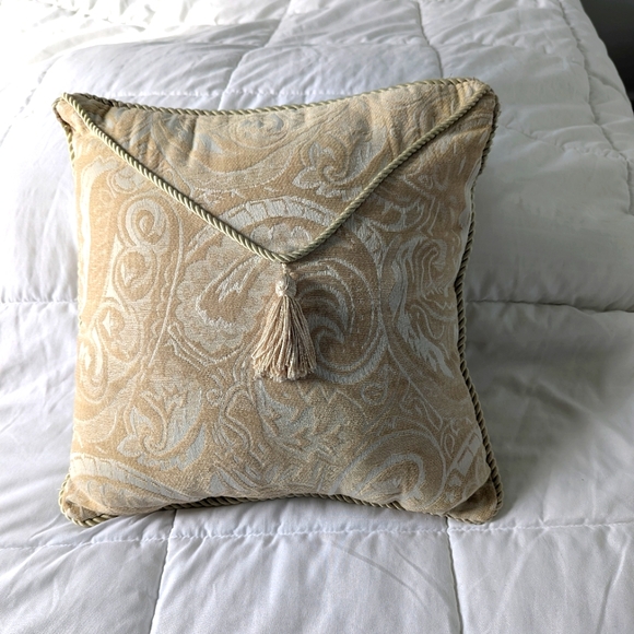 - Throw pillow. 16 inches. Jacquard fabric, rope trim with a tassel… - Picture 1 of 5